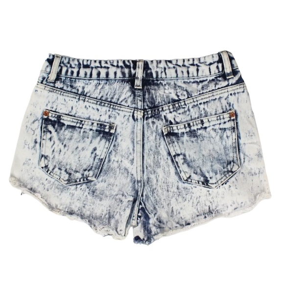 NWT Women's Charlotte Russe Refuge Bleach Wash Cutoff Denim Jean Shorts Size 4 - Picture 2 of 2
